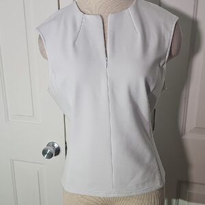 Ricki's White Fitted Sleeveless Blouse In A Size‎ Large. Beautiful Fabric.